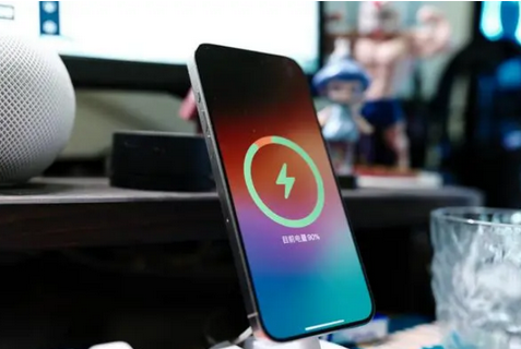 铜山苹果15换屏服务分享用什么充电器给iPhone15充电更好 